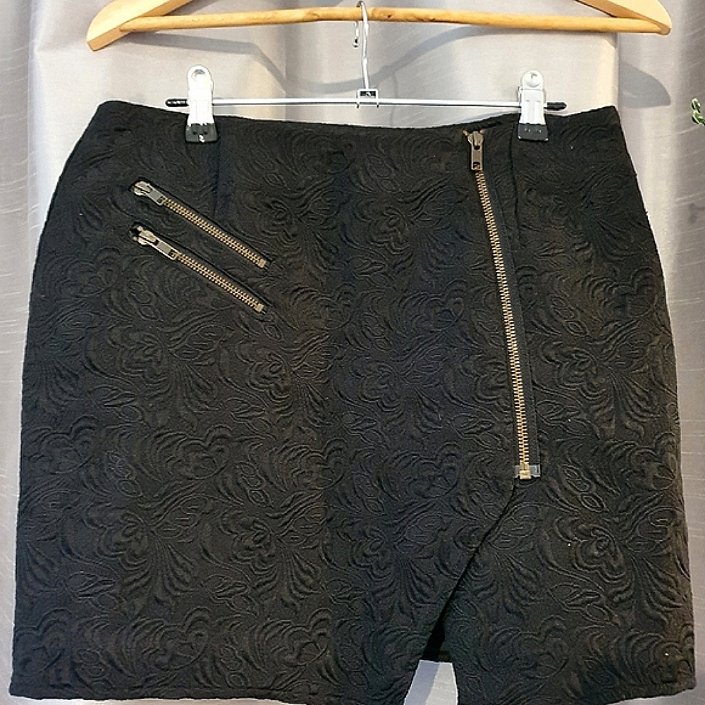 Ladakh black skirt with asymmetrical hemline and embossed pattern - size 12. - Picture 1 of 6